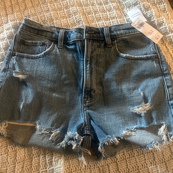 Abercrombie and Fitch. The mom short high rise - Picture 1 of 4
